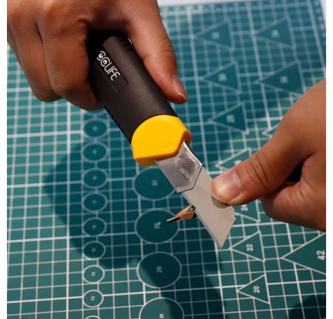 CCLIFE 4 Stück Cuttermesser 18mm Abbrechklinge Kartonmesser Mehrzweck Messer Allzweckmesser Teppichmesser mit Sicherheitslock inkl. 20 Ersatzklingen